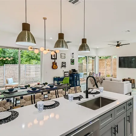Villa 7 Bdrm Compound Near Dt Austin With Brand New Pool